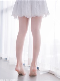 A girl in white dress(8)